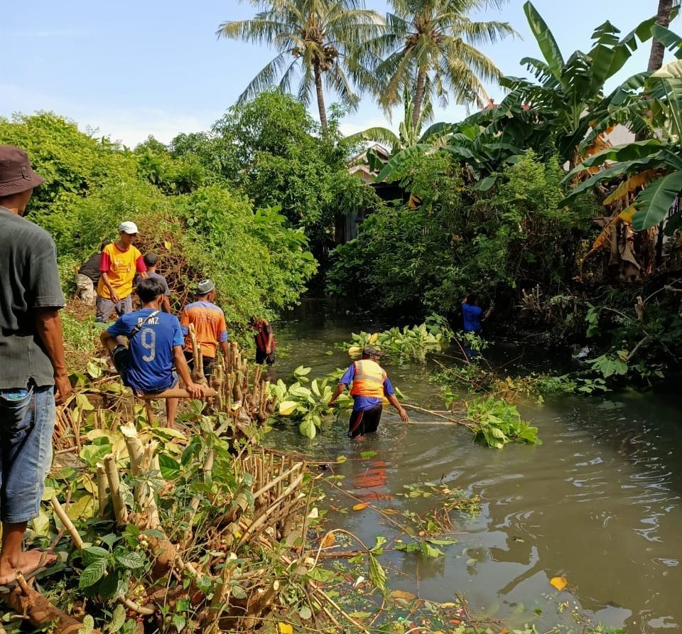 Jaga Kebersihan Lingkungan, Satgas Kebersihan Mariso Gelar Pembersihan Kanal Jalan Dahlia