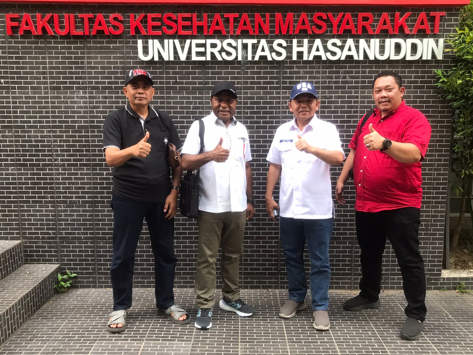 Kepala Dinas Kesehatan Kabupaten Intan Jaya Agustinus Bagau bertemu dekan dan Guru Besar Universitas Hasanuddin Prof Aminuddin Syam dan Prof Sukri Palutturi.