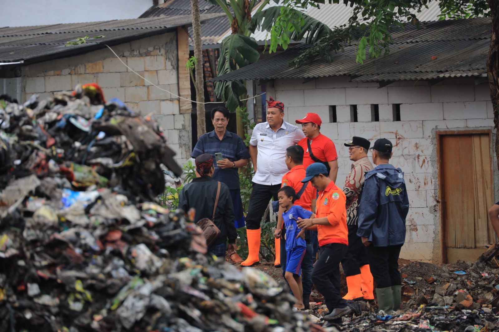 Plt Wali Kota Bekasi Bersihkan Tempat Pembuangan Sampah Liar di Jatiwaringin