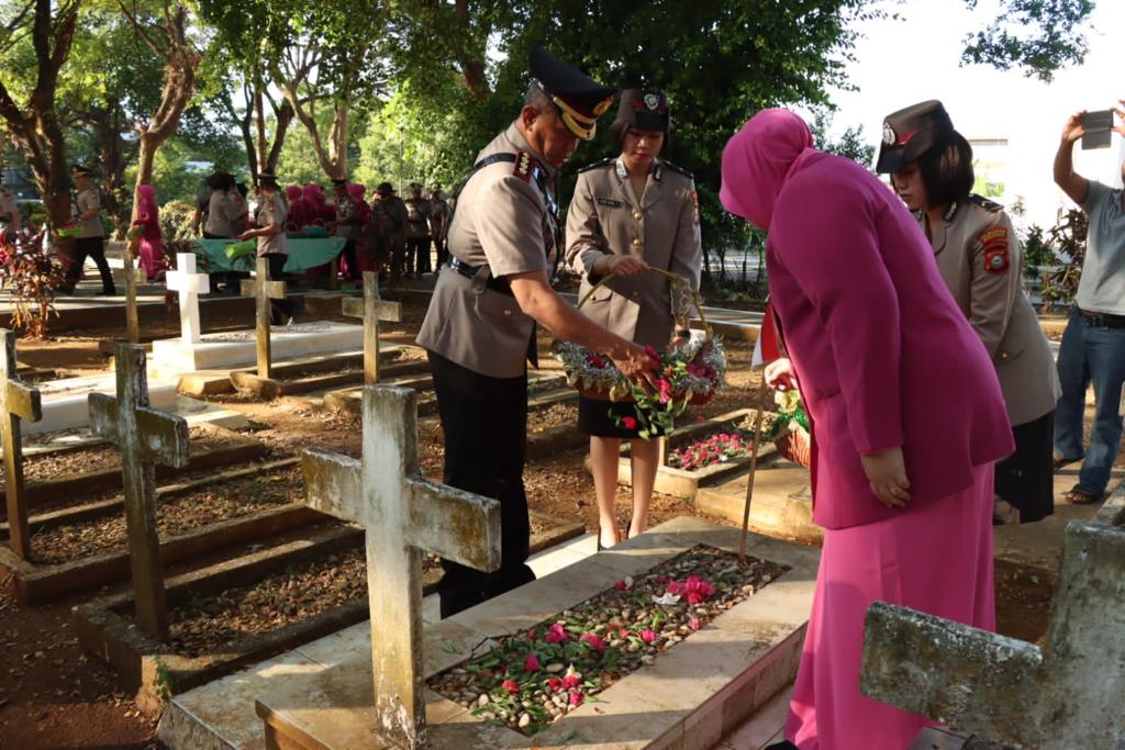 Polrestabes Makassar Ziarah Rombongan ke Taman Makam Pahlawan