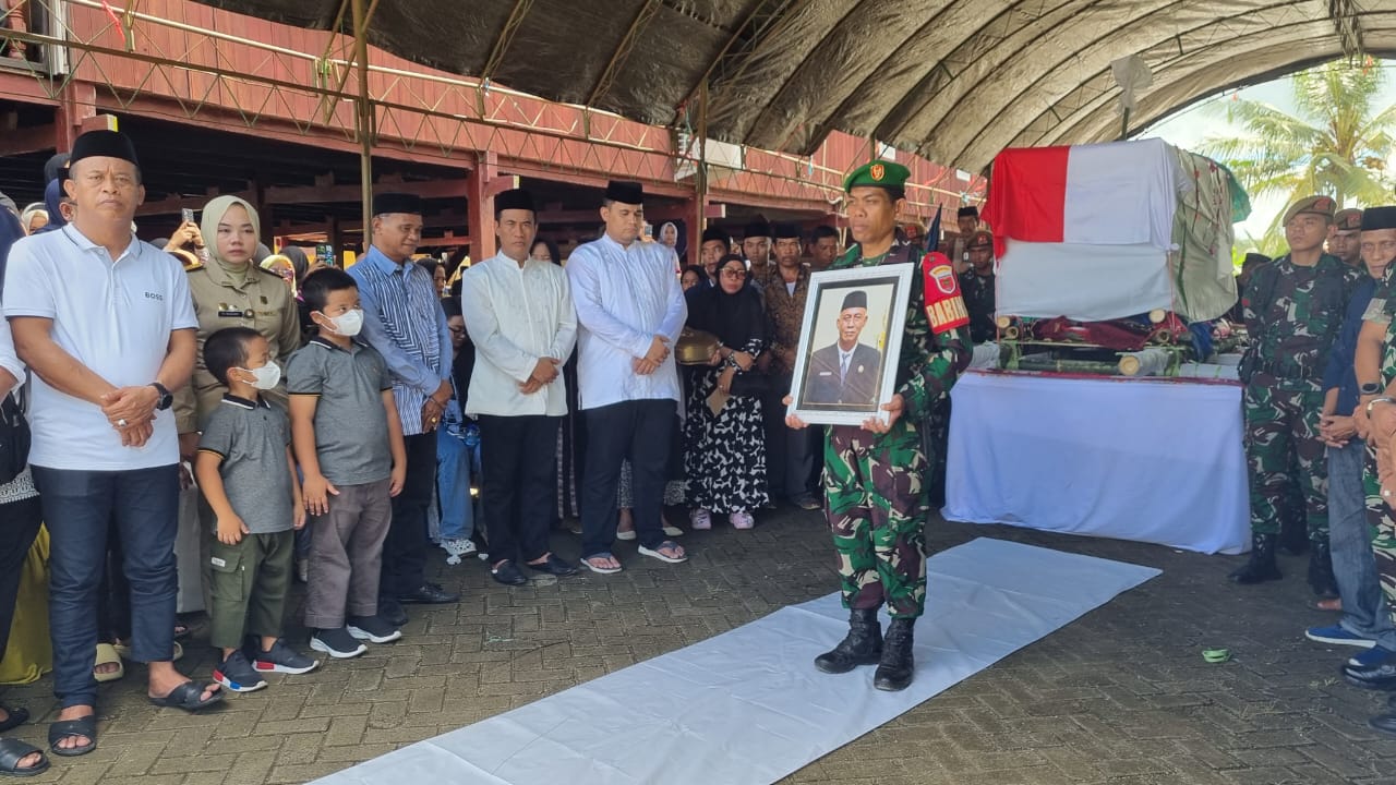 Bupati Bone jadi Inspektur Upacara Pemakaman Andi Sumardi Sulaiman. (Sumber: Dok.Istimewa).