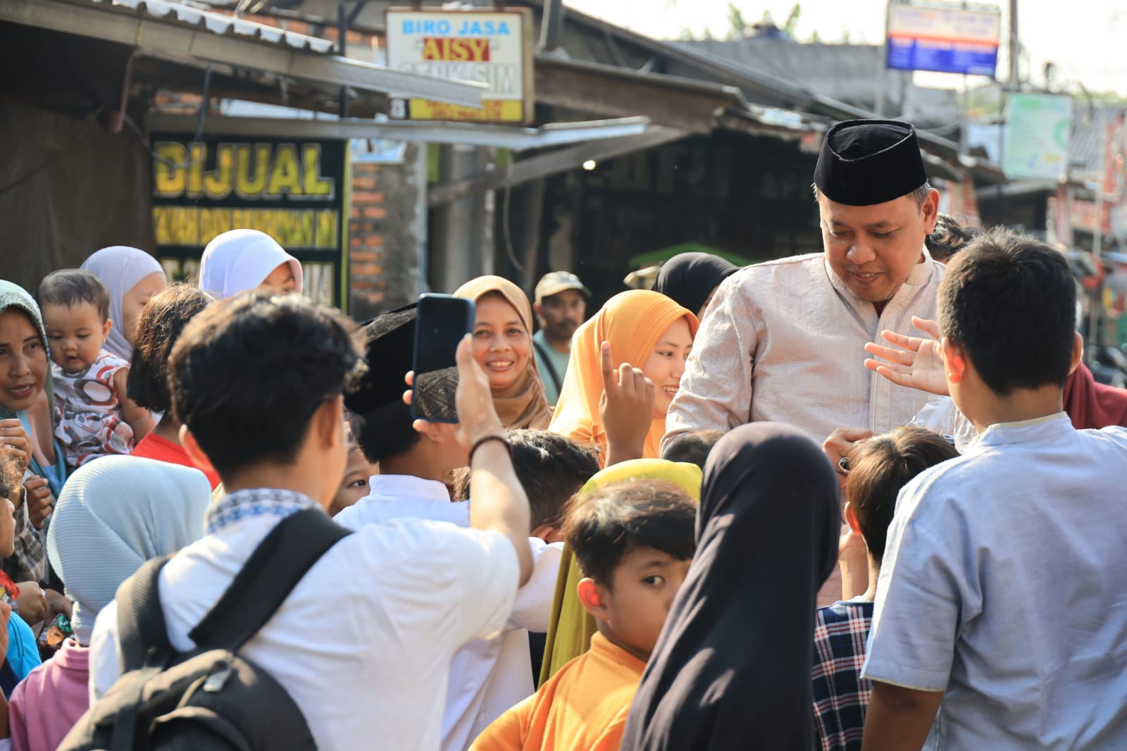Masjid Agung Al-Barkah jadi Pilihan Plt. Wali Kota Bekasi Salat Idul Adha dengan Keluarga. (Foto: Dok.Istimewa).