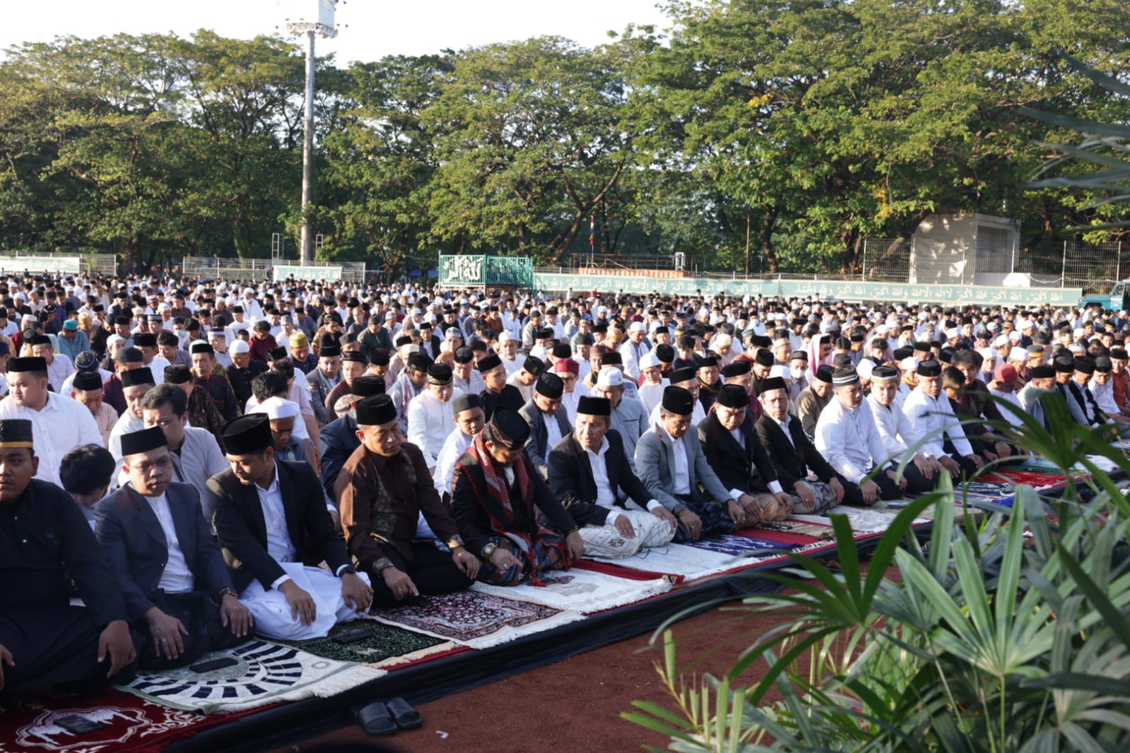 Mentan dan Wali Kota Makassar Solat Idul Adha di Karebosi
