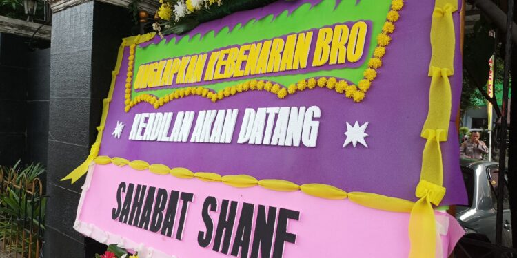 Karangan Bunga untuk Shane Berjejer di PN Jaksel Jelang Sidang