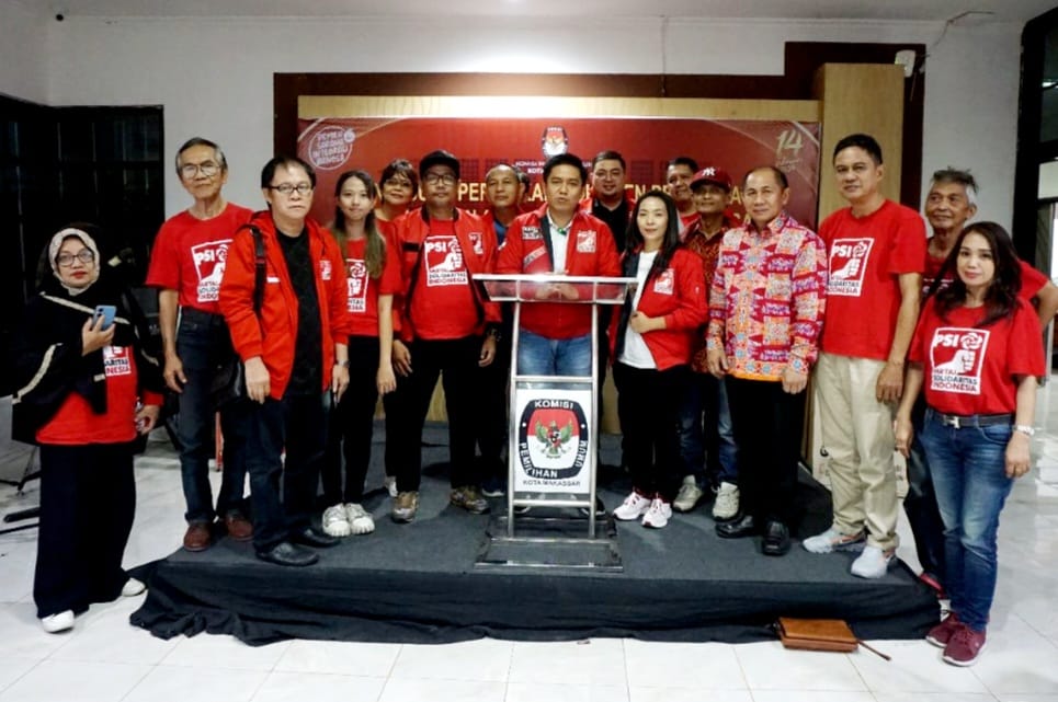 Pengurus DPD Partai Solidaritas Indonesia (PSI) Kota Makassar mengenakan seragam merah mendatangi Kantor KPU (Komisi Pemilihan Umum) Kota Makassar