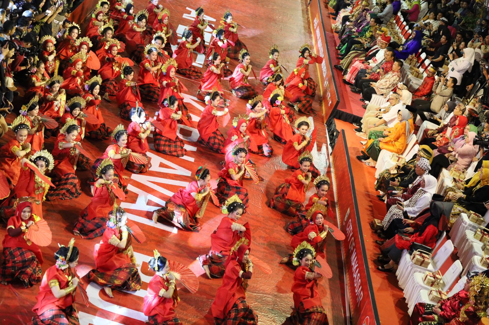 Tari Mappaempo Gau Pukau Ribuan Penonton Pawai Budaya Nusantara APEKSI 2023.