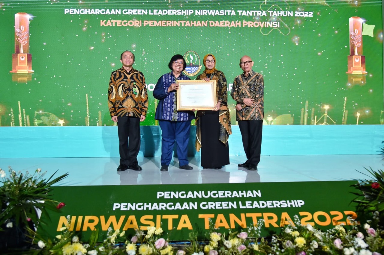 Kementerian LHK Anugerahkan Nirwasita Tantra untuk Seluruh Pimpinan DPRD