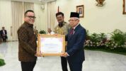 MenPANRB, Abdullah Azwar Anas saat menerima penghargaan di Istana Wakil Presiden