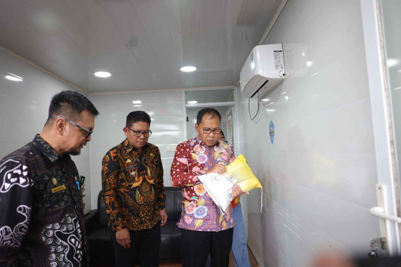 Wali Kota Makassar, Moh Ramdhan Pomanto saat meninjau kegiatan Operasi Pasar di Kontainer Makassar Recover, Februari lalu.
