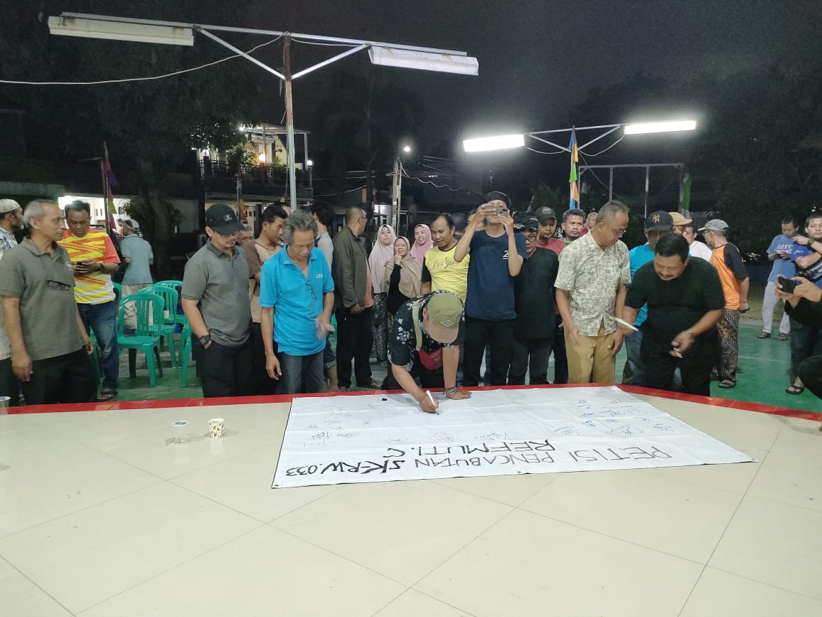 Ratusan masyarakat menandatangani petisi pencabutan Surat Keputusan (SK) pengankatan Refmuti Chandra sebagai RW 033 Kelurahan Mustikan Jaya, Kota Bekasi