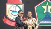 Wali Kota Makassar Moh Ramdhan Pomanto menerima penghargaan Apresiasi Daerah Peduli Inovasi Ekonomi Kreatif dalam peringatan 12 Tahun Kompas TV. (Dok Ist)