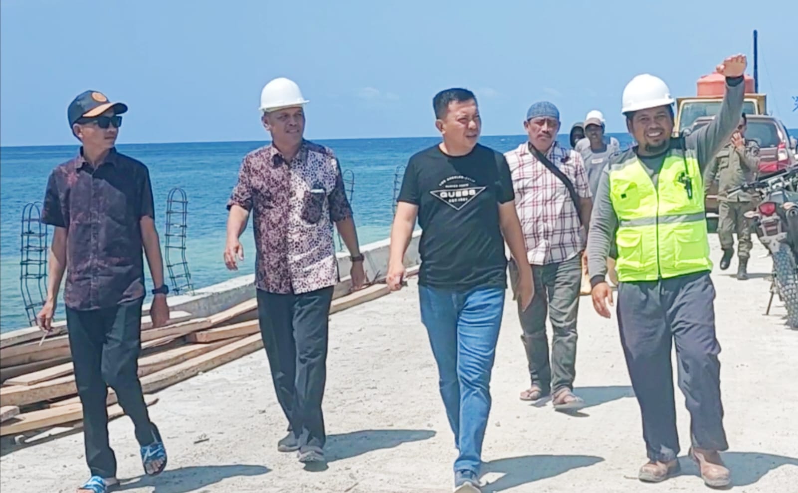 Tinjau Proyek Pelabuhan Taka Bonerate, Bupati Selayar Ingatkan Kontraktor Jangan Asal Jadi.