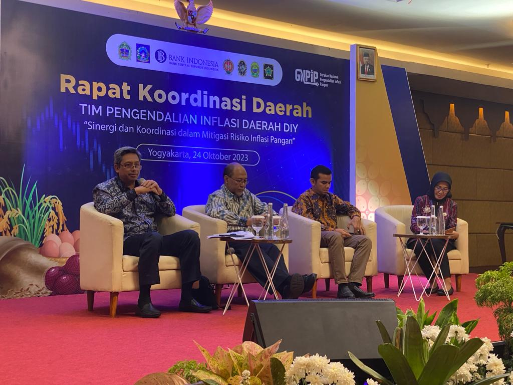 Pj Sekprov Sulawesi Selatan (Sulsel), Andi Muhammad Arsjad saat menjadi Narasumber dalam rapat Tim Percepatan Inflasi Daerah (TPID) yang dilaksanakan di Hotel Grand Mercure, Yogyakarta, Selasa (24/10).
