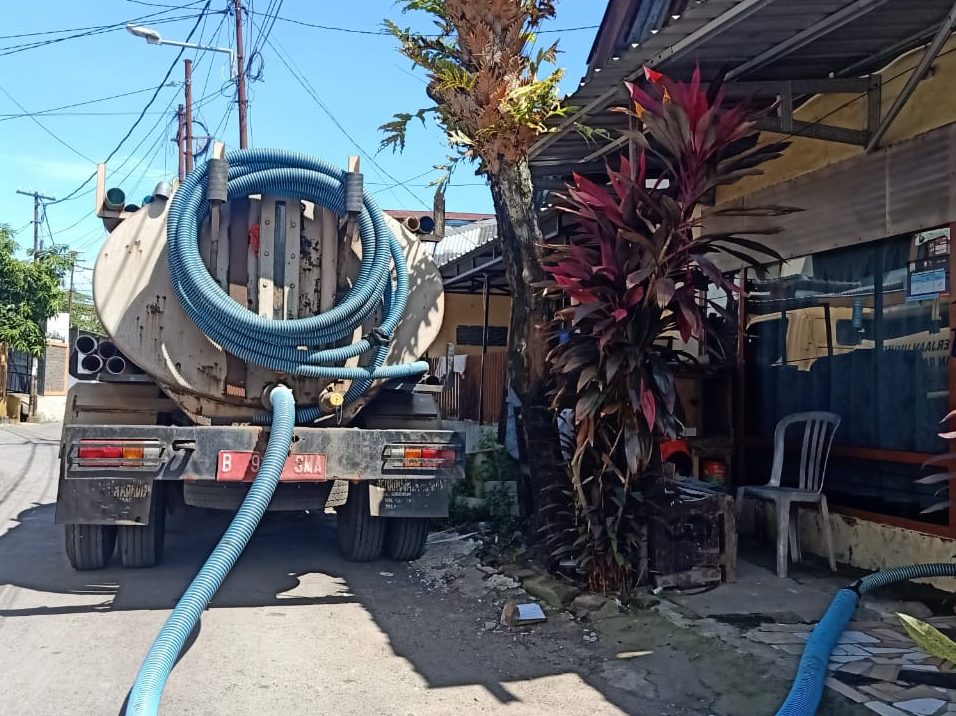 Dinas PU Makassar Rutin Sedot Tinja Warga dengan Harga Terjangkau dan Jaminan Kebersihan