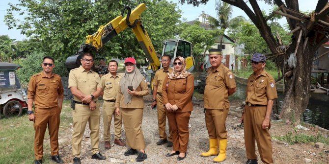 Dinas PU Makassar Tinjau Pengerukan Sampah pada Drainse