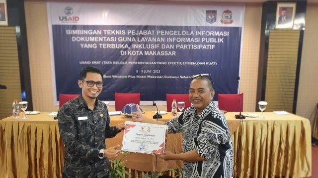PPID DPU Makassar Terima Penghargaan Sebagai Peserta Terbaik Bimtek