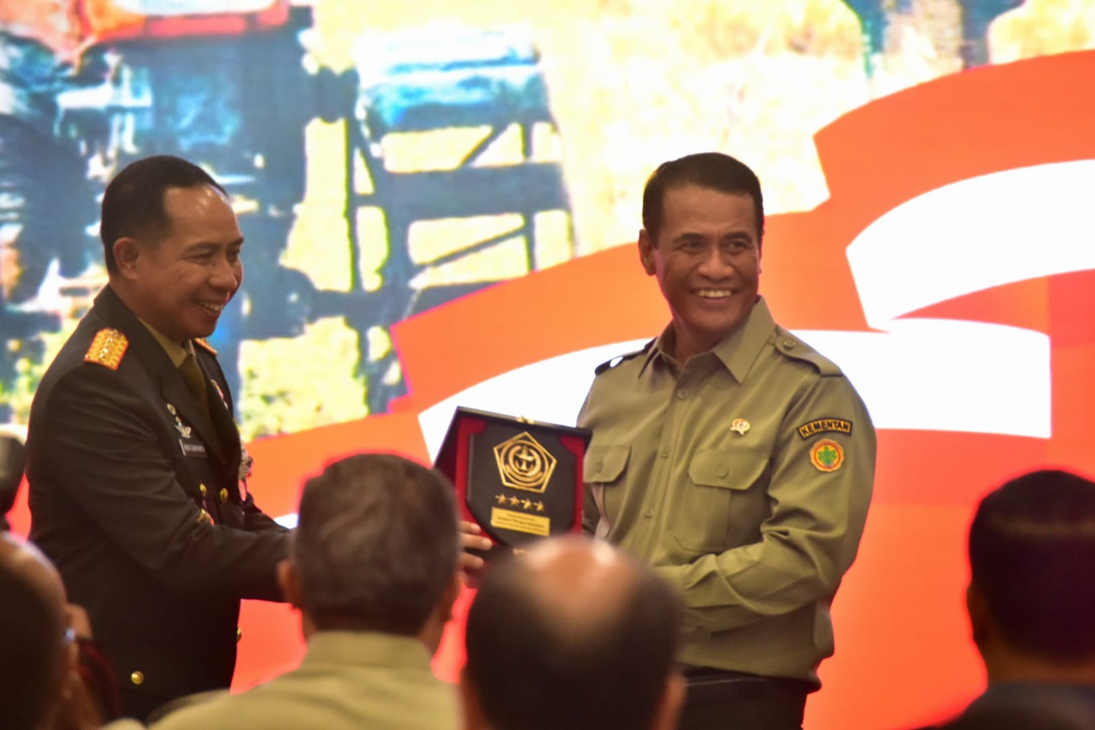 Dua putra Babinsa, Mentan Andi Amran Sulaiman dan Panglima TNI Jenderal Agus Subiyanto teken MoU untuk ketahanan pangan. (Ist)