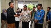 Pj Gubernur Sulsel, Bahtiar Baharuddin (Tengah) saat melakukan peninjauan di Gudang Logistik KPU Takalar, Rabu (17/1/2024). (Dok. Istimewa).