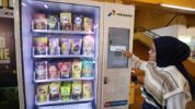 Pertamina hadirkan Vending Machine UMKM di Stasiun Gondangdia, Jakarta Pusat, Senin (22/1/2024). (Bisnis.com/Eusebio Chrysnamurti).