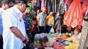 Penjabat Gubernur Sulawesi Selatan, Bahtiar Baharuddin saat peninjauan ke pasar tradisional di Palopo. (Dok. Pemprov Sulsel).