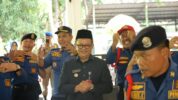 Pj Wali Kota Bekasi, Gani Muhamad saat melakukan pelepasan tim Damkar Kota Bekasi untuk kompetisi nasional. (Dok. Istimewa).