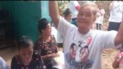 Seorang Relawan Serukan Prabowo-Gibran saat Relawan Solmet Blusukan ke Bekasi. (Rakyat.News/Dirham)