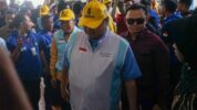 Taufan Pawe mendampingi Airlangga Hartarto saat Kampanye Akbar Prabowo Subianto di Makassar. (Rakyat.News/Fadli Muhammad).