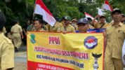 Persatuan Perangkat Desa Indonesia (PPDI) saat demonstrasi di depan gedung DPR RI. (Kompas.com/Zintan Prihatini).