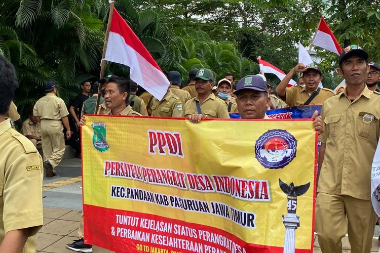 Persatuan Perangkat Desa Indonesia (PPDI) saat demonstrasi di depan gedung DPR RI. (Kompas.com/Zintan Prihatini).