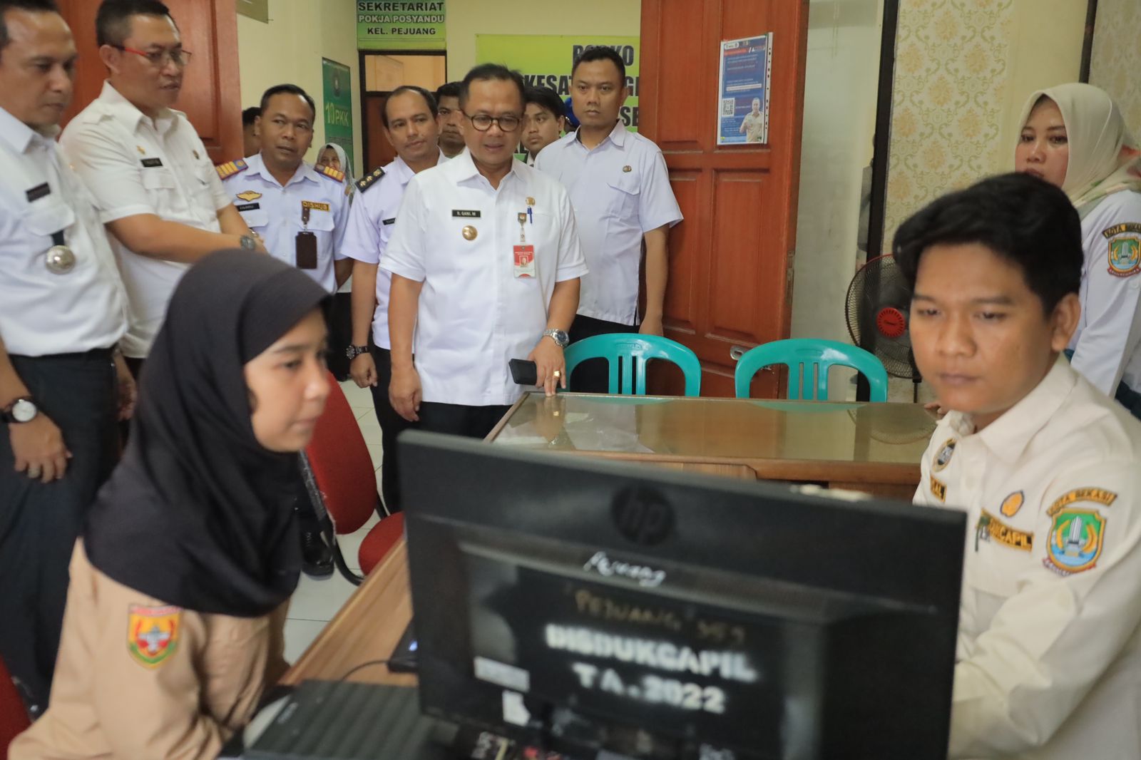 Disdukcapil Kota Bekasi perpanjang jam pelayanan KTP-EL untuk pemilih pemula. (Dok. Pemkot Bekasi).