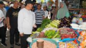 Pj Gubernur Bahtiar saat peninjauan harga pada pasar tradisional di Jeneponto. (Dok. Pemprov Sulsel).