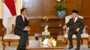 Presiden Joko Widodo dan Wakil Presiden Ma'ruf Amin berbincang di Bandara Soekarno-Hatta, Tangerang, Sabtu (15/4/2023). (Dokumentasi/Sekretariat Presiden).