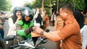Camat Mamajang, Andi Irdan Pandita beserta staf berbagi 1000 takjil gratis bagi para warga dan pengendara motor yang berpuasa di depan kantor Camat Mamajang. | Foto: Dok. Istimewa