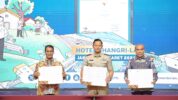 Menteri ATR/Kepala BPN, Agus Harimurti Yudhoyono (AHY); Menteri Pertanian, Andi Amran Sulaiman; dan Kepala BSSN, Hinsa Siburian (kiri-kanan) menandatangani MoU. (Dok. Kementerian ATR/BPN).