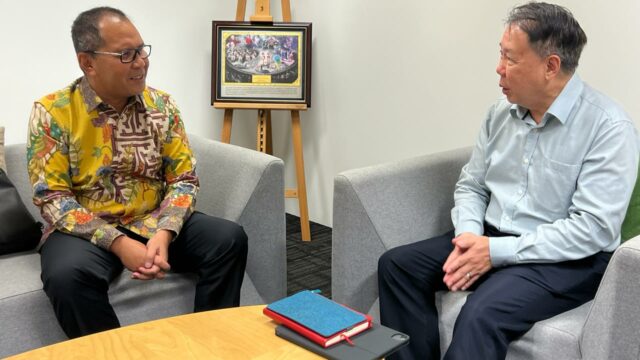 Wali Kota Makassar, Ramdhan Pomanto (kiri), Direktur Eksekutif CLC Singapura, Mr. Hugh Lim (kanan). (Dok. Humas Pemkot Makassar).