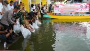 Pj Gubernur Sulsel Menyebar 160 Ribu Benih Ikan di Danau Samalote Soppeng. (Dok. Humas Pemprov Sulsel).