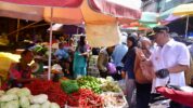 Pj Gubernur Sulsel Berkunjung ke Pasar Terong Makassar, Pastikan Harga Bapok Aman. (Dok. Humas Pemprov Sulsel).