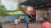 Gudang Terbakar, Polres Gowa Kerahkan Water Canon Padamkan Api