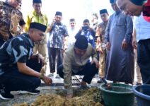 PJ Gubernur Sulsel Lakukan Peletakan Batu Pertama Menara Masjid SMPPSMADAGA Bone