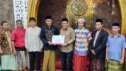 Sekwan DPRD Kota Makassar Serahkan Dana Hibah Rp 50 Juta ke Masjid Jannatul Firdaus