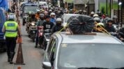 Polrestabes Makassar Siagakan 222 Personel untuk Arus Balik Mudik Lebaran. (ANTARA FOTO/Raisan Al Farisi).