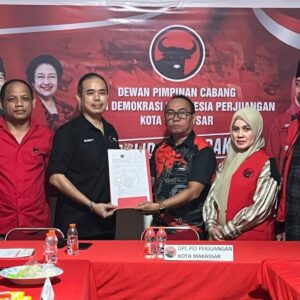 Kader Internal PDIP Mengambil Formulir Pencalonan Kepala Daerah di DPC Makassar, Jumat (10/5/2024). (Dok. DPC PDIP Makassar).
