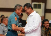 Danlantamal VI Makassar Berjabat Tangan Dengan PJ Gubernur Sulsel
