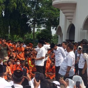 Penjabat Bupati Bekasi saat di depan Gedung Juang.