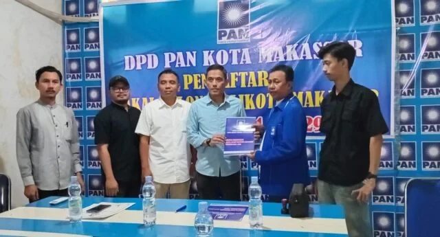 Tim Pemenangan H. Najmuddin saat pendaftaran penjaringan Cawalkot di DPD PAN Makassar.