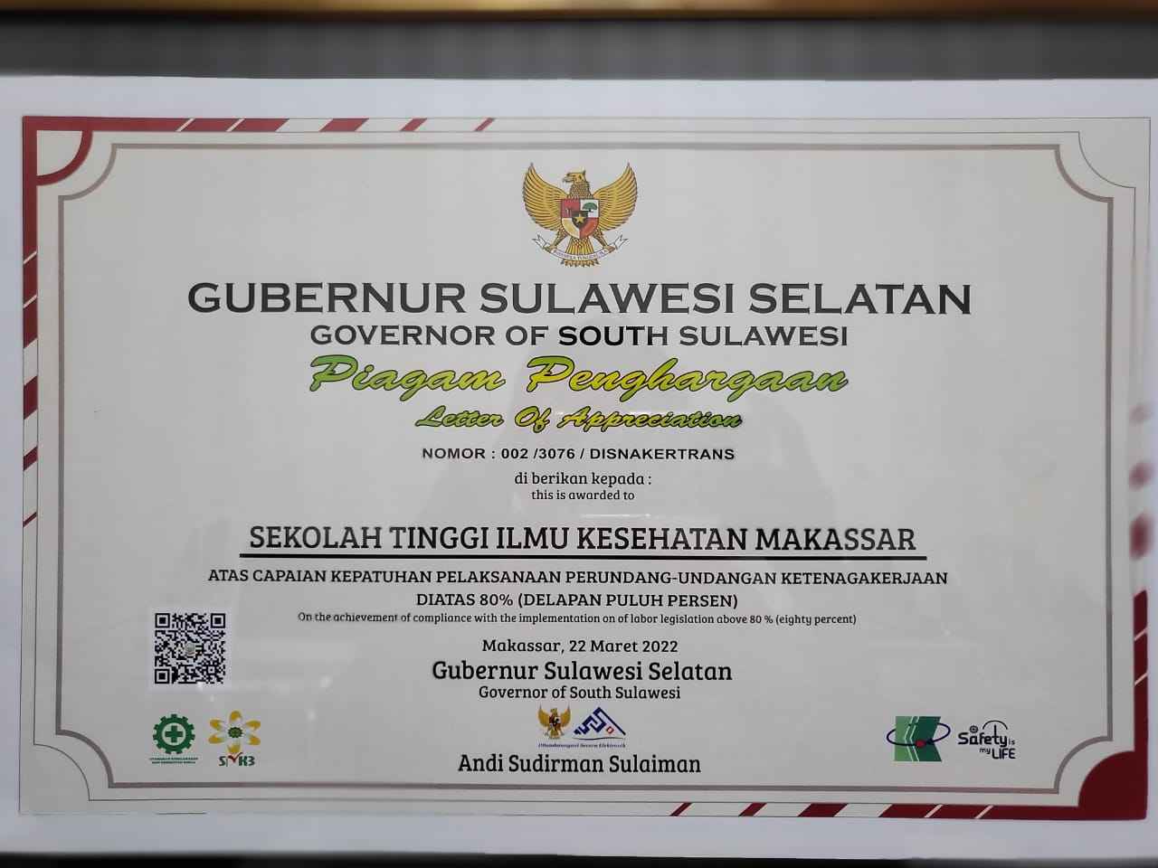 Ketua Sekolah Tinggi Ilmu Kesehatan (STIK) Makassar, Esse Puji Pawenrusi SKM M.Kes menerima penghargaan dari Pemerintah Provinsi Sulawesi Selatan