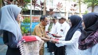 Dihadiri Kaban Kesbangpol Makassar, Pemerintah Kecamatan Makassar bagikan Bendera Merah Putih