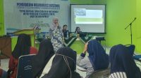 dr. A. Tenri Padad, M.Med.Ed., Sp.KJ sedang memberikan materi di acara pengabdian kolaborasi nasiaonal yang diadakan oleh FKIK Unismuh Makassar