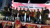 Syahruddin PLT Kadis PPKB Kota Makassar, M Aminuddin Camat Rappocini, AKP M Yusuf Kapolsek Rappocini, Musta’ani Fitriyanti Lurah Gunung Sari ikut menghadiri malam pesta rakyat Kelurahan Gunung Sari