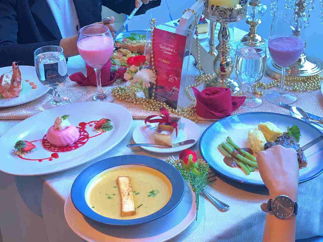 Nikmati Valentine Dinner dari Ketinggian Lantai 20 ASTON Makassar